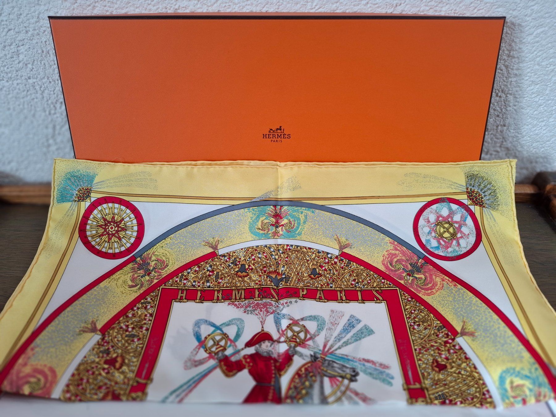 Carré Hermès 90 Cm En Soie - Motif Géométrique, Couleur Rose, Neuf Avec Boîte Originale