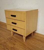 Schöne Mid-Century Nachttisch mit drei schublade 70er