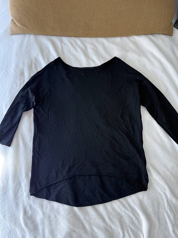 Tops: Pull noir – Neuf (Voir description) à Sion par ENKLR 2
