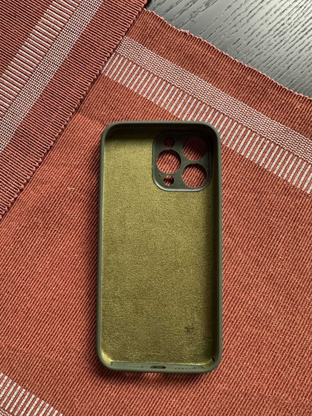 Apple Coques & Protection écran: Coque pour iPhone 14 Pro Max vert olive – Neuf (Voir description) à Payerne par pop_ghf9