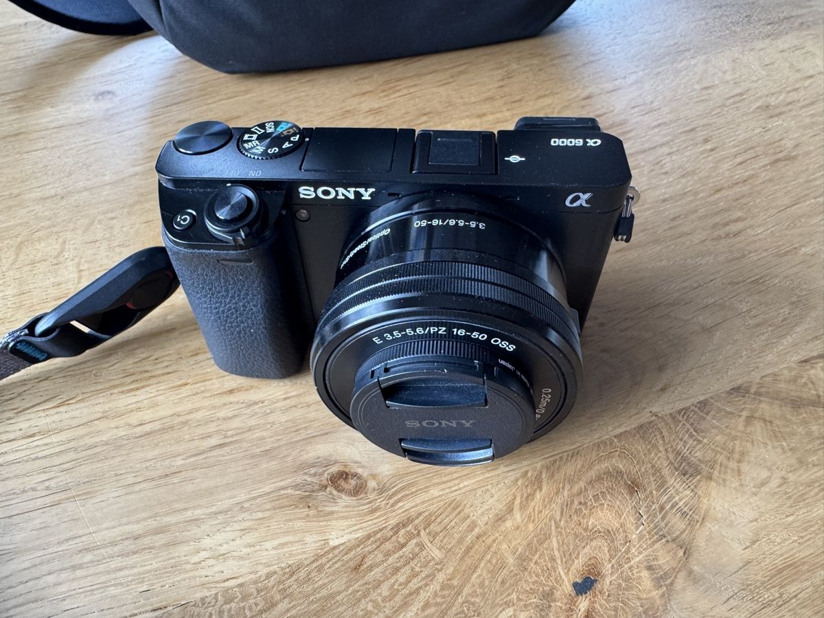 Sony Kamera: Sony A6000 mit Peakdesign Handschlaufe, Tasche u Hoya Filter – Gebraucht aus Oberlunkhofen von ste_vtj5 1