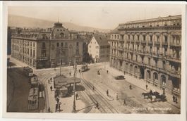 Zürich Paradeplatz mit Tram, Oldtimer, Pferdefuhrwerk belebt