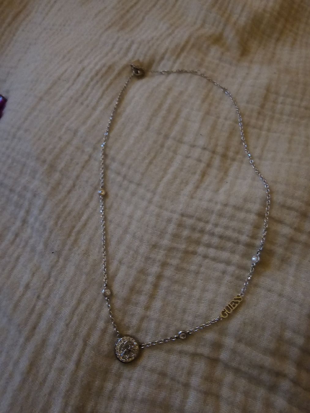 Guess Colliers: collier Guess silver – Neuf (Voir description) à Cheseaux-Lausanne par cas_s6dz 1