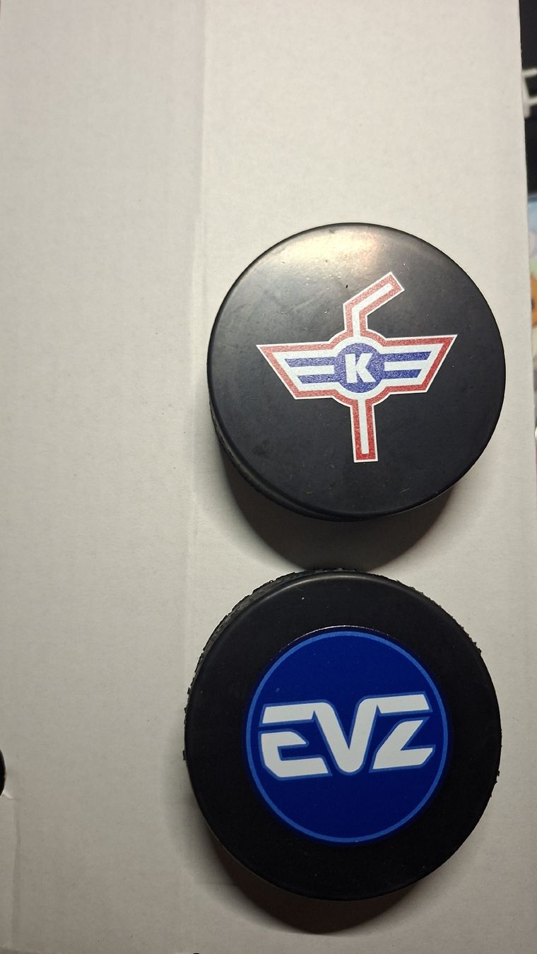 Palloni: 2 Burgerking Puck - EVZ & EHC Kloten ab 1.- – Nuovo (secondo la descrizione) da Emmenbrücke venduto da Onbuzz94