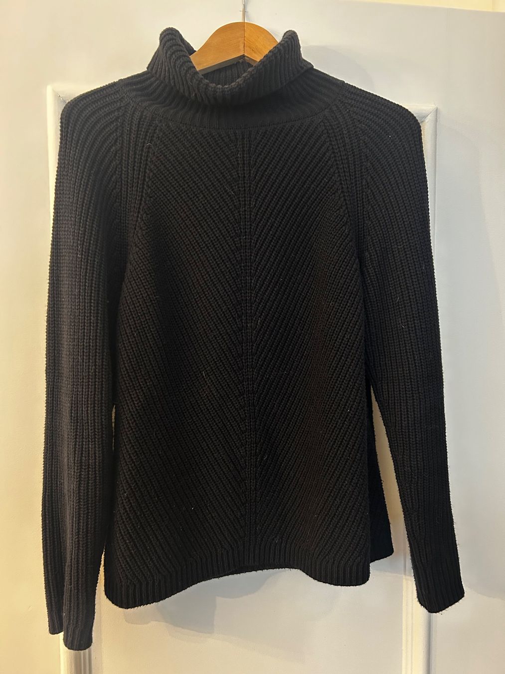 Maglioni & Felpe: OUI Rippstrickpullover: Gr. 38, black (neuwertig) – Nuovo (secondo la descrizione) da Basel venduto da Interstellar85