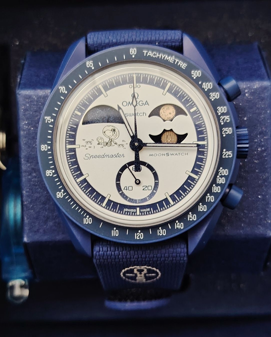 Omega Uhren: Omega Moonswatch Snoopy – Neu und originalverpackt aus Zuzwil SG von Daytona57