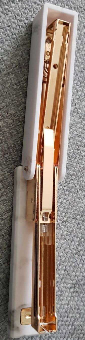 Tutti gli attrezzi: Heftklammergerät + Klebebandabroller Marmor-Rosegold-Optik – Nuovo e nell'imballaggio originale da Jona venduto da VivianPatrick 6