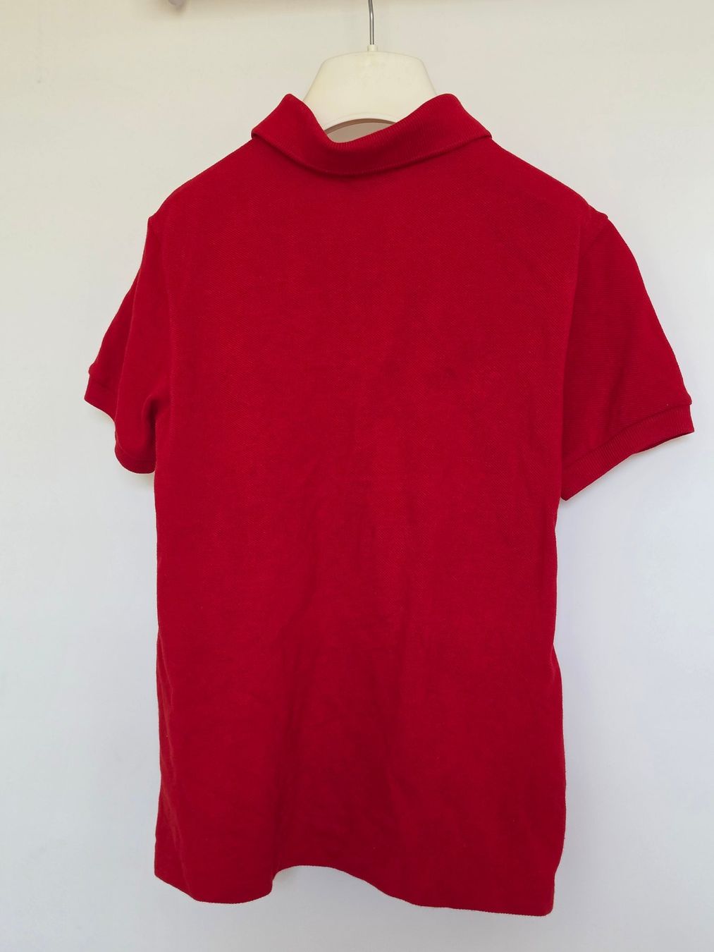 Lacoste Chemises, T-shirts & Polos: rotes Polo Lacoste Gr. 140 – D'occasion à Zürich par Pemberleys 1