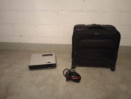 Beamer Hitachi mit Tasche auf Rollen