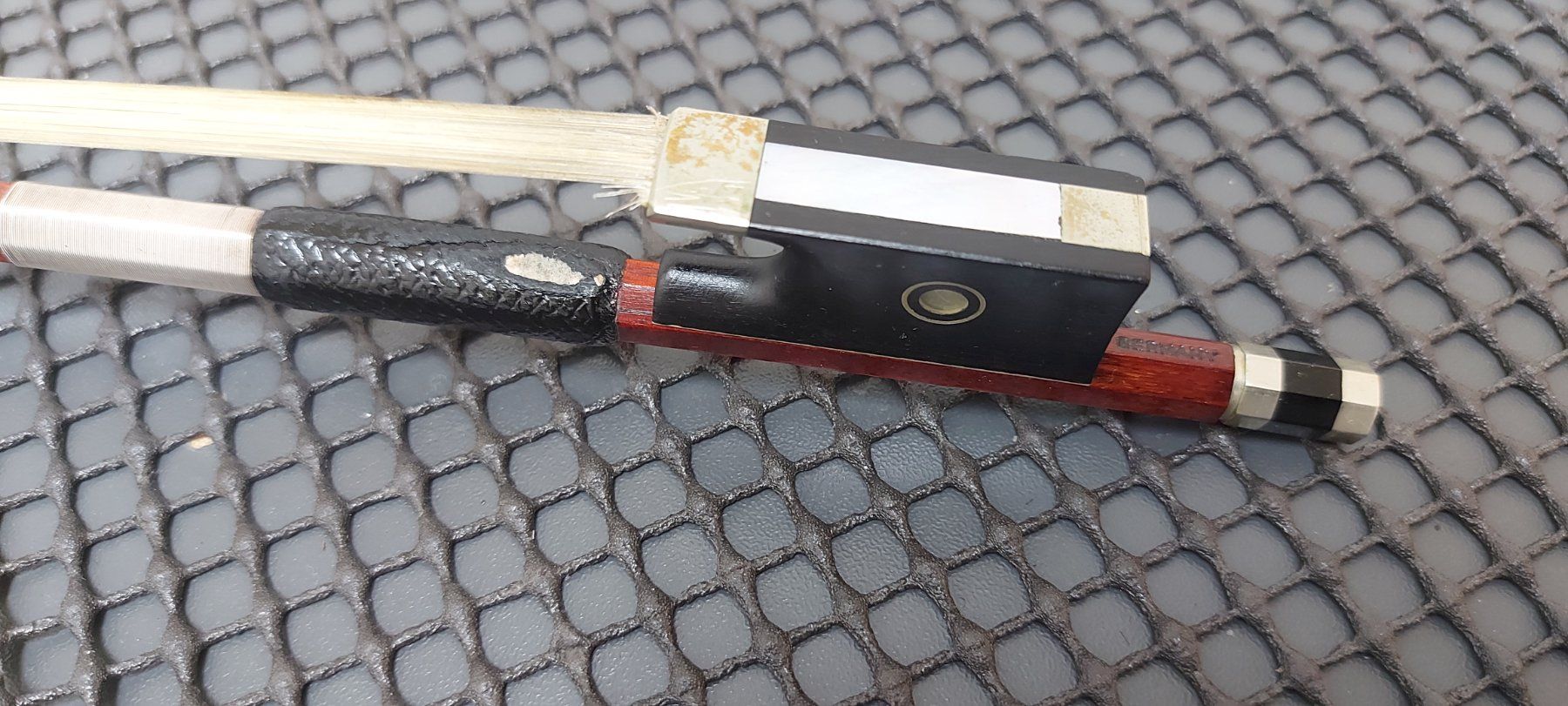 Strumenti musicali: 4/4 Geigenbogen W.Seifert Octagonal fernambucoL=74 cm,61 gr. – Usato da Glattbrugg venduto da Swissmusik 5