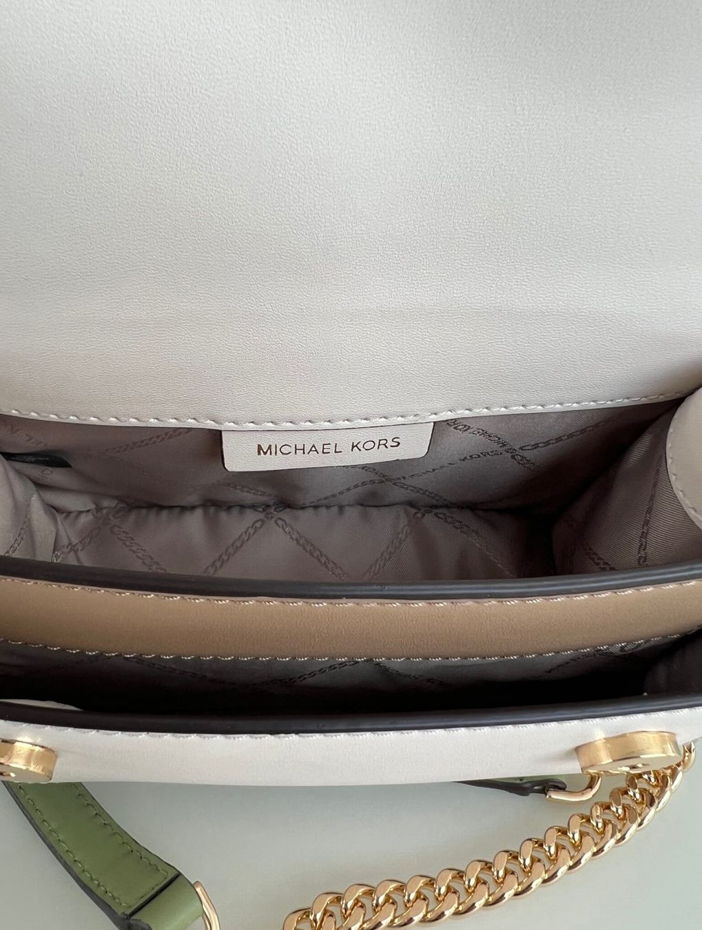 Michael Kors Taschen für Damen: Michael Kors Tasche light sage/camel – Neu und originalverpackt aus Wiedlisbach von Sistershop 4