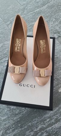 Salvatore FERRAGAMO Schuhe GR 37, US 7 Neue mit Gucci Karton