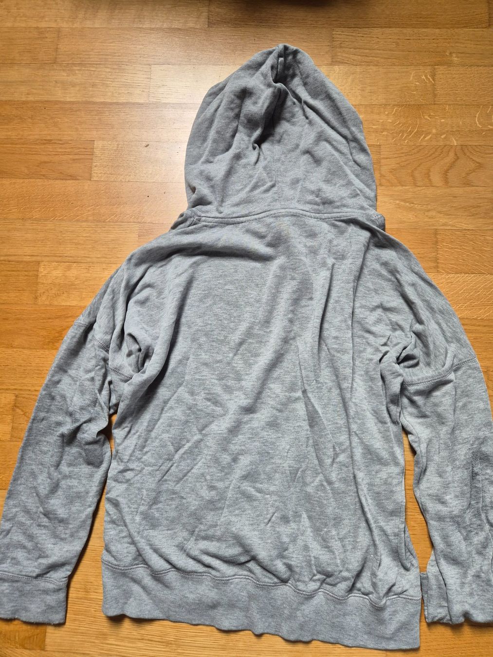Pullover & Sweatshirts: Grauer Fishbone Hoodie, Grösse M – Gebraucht aus Gutenswil von car_b8l5 1