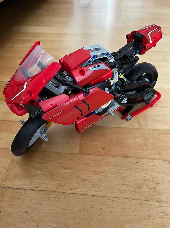 Baukästen: Rotes Lego Technic Motorrad "Ducati Panigale V4R" – Gebraucht aus Männedorf von livingdream