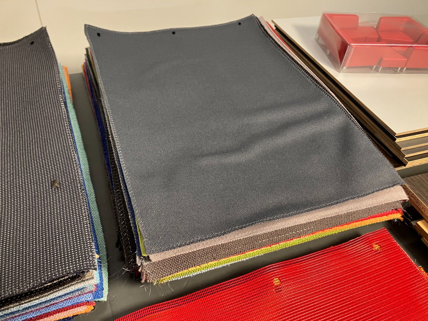 Bastelsets: gr. Posten div. Leder, Textil, Netz u. Oberfl. Muster ab 1.- – Gebraucht aus Lichtensteig von Buy24International 3