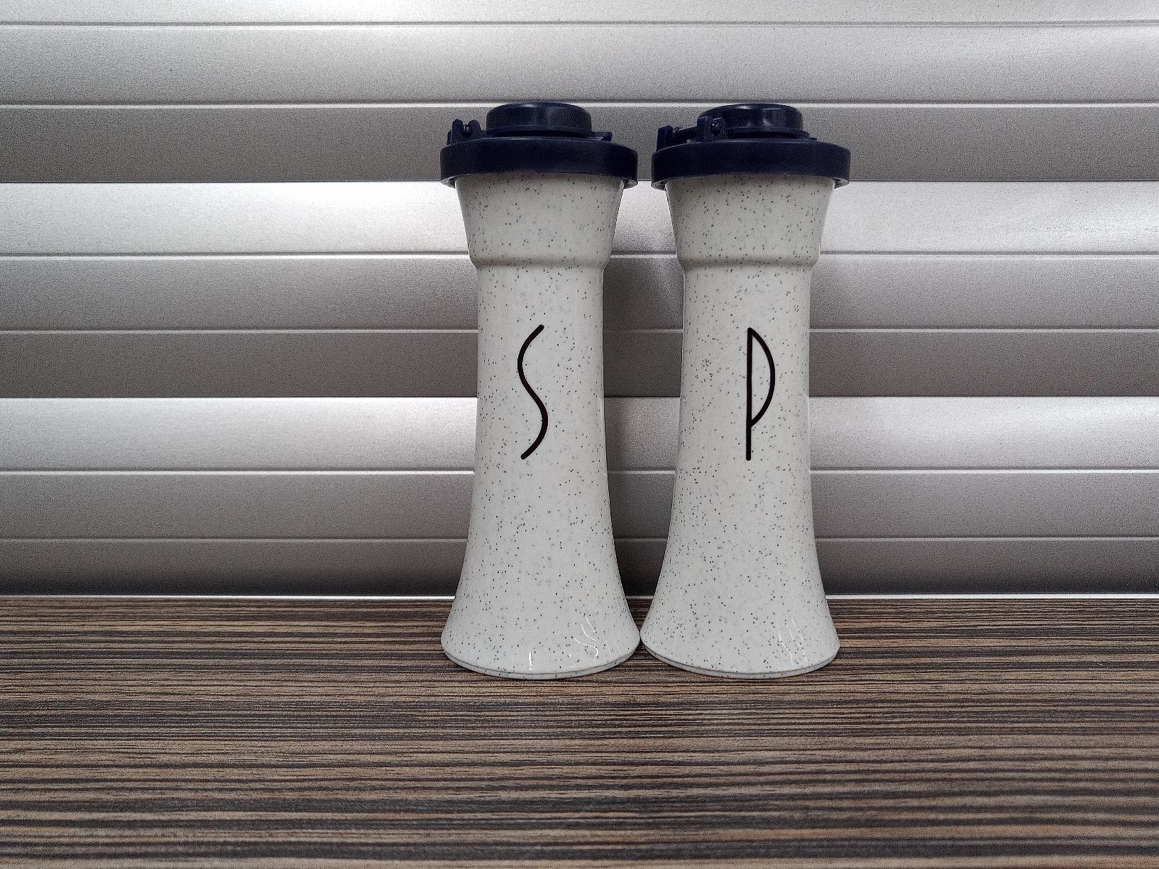 Tupperware Contenitori & Simili: Seltene Tupperware Salz und Pfefferstreuer mit Klappdeckel – Usato da Reiden venduto da Zofi-Brocki