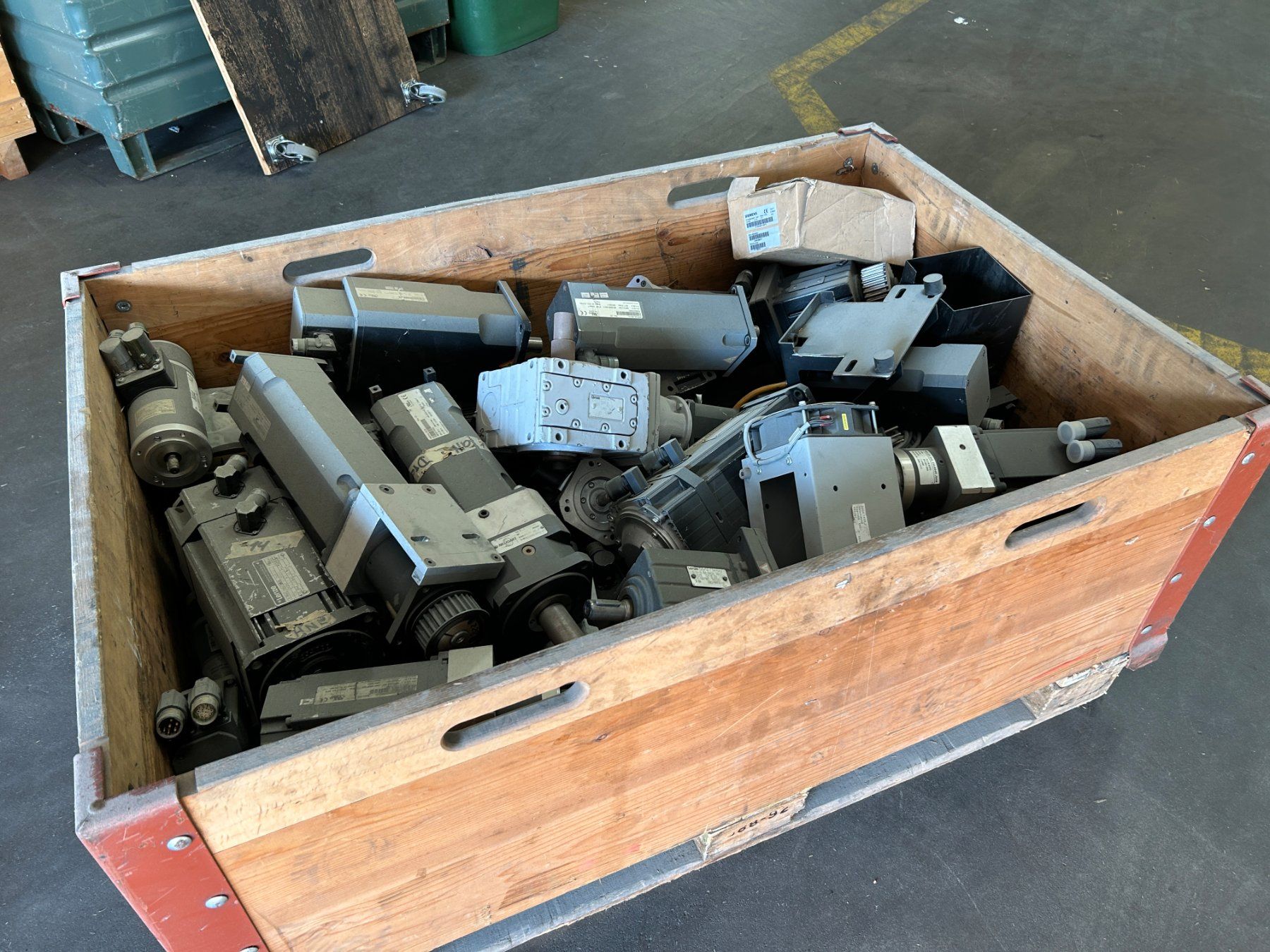 Moteurs: Grosser Posten Elektro- Getriebe Motore – D'occasion à Zofingen par Maschinenfabrik