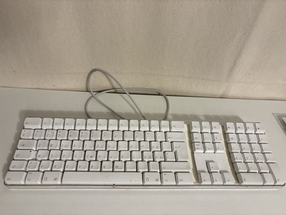Apple Claviers: Apple Keyboard weiss A1048 – D'occasion à Horgen par rrtt