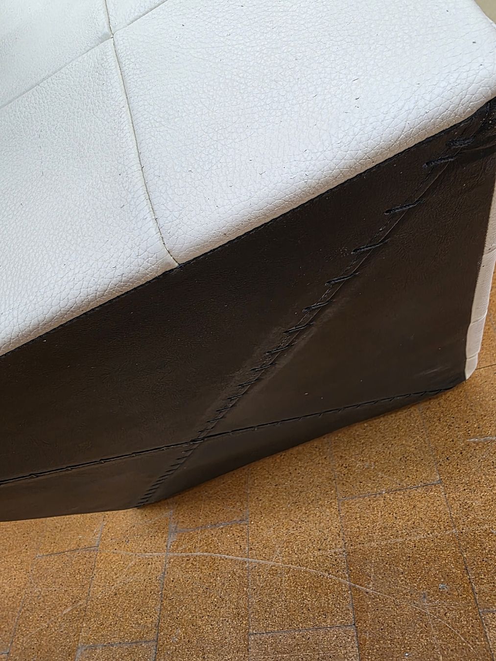 De Sede Sgabelli: Designer Hocker aus Leder von De Sede weiss – Usato da Lichtensteig venduto da UsedIN 4