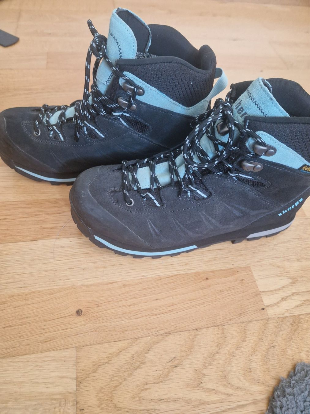 Sherpa Scarpe da donna: Wanderschuhe Sherpa Damen Grösse 40 neuwertig – Usato da Geroldswil venduto da BVODA 2