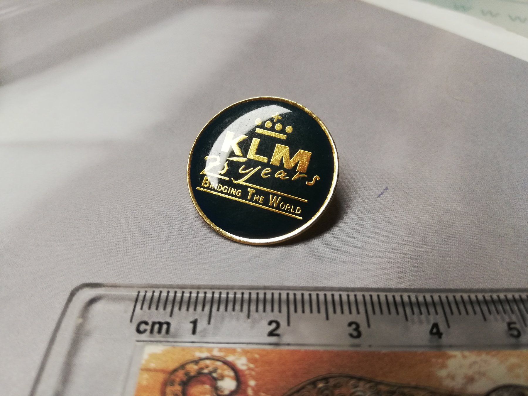 Placchette & Badge: Anstecker KLM 75 years Bridging the World rund – Nuovo (secondo la descrizione) da Oberembrach venduto da broussey14