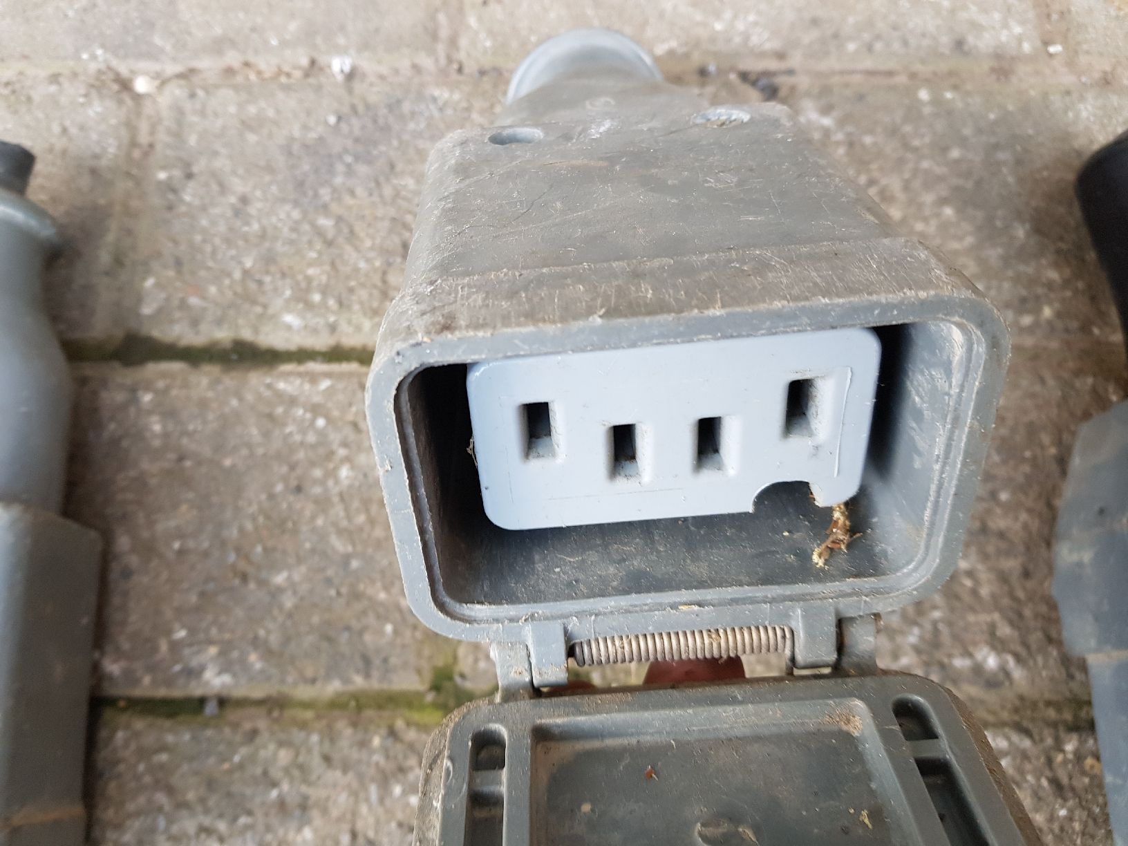 Spine: Starkstrom Stecker CMC – Usato da Brunnadern venduto da p..... 3