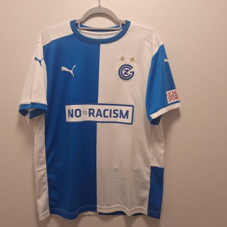 Puma Grasshoppers Zurich L sponosor: NO RACISM
