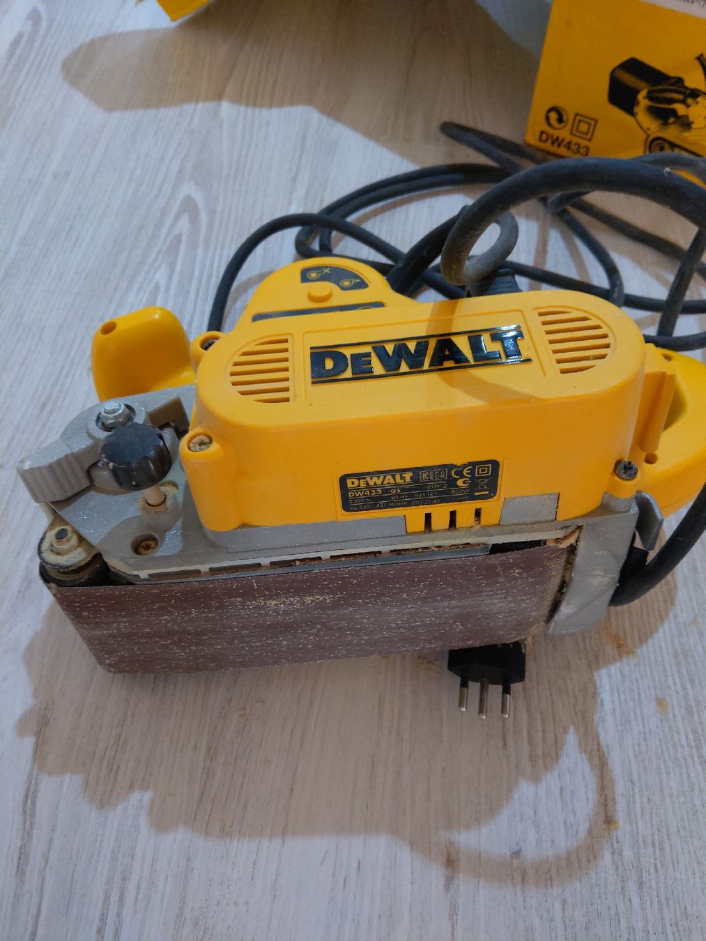 Dewalt Aiguiseuses & polisseuses: DeWalt Bandschleifer mit Ersatzbändern – D'occasion à Häuslenen par Inlepaya2000 2