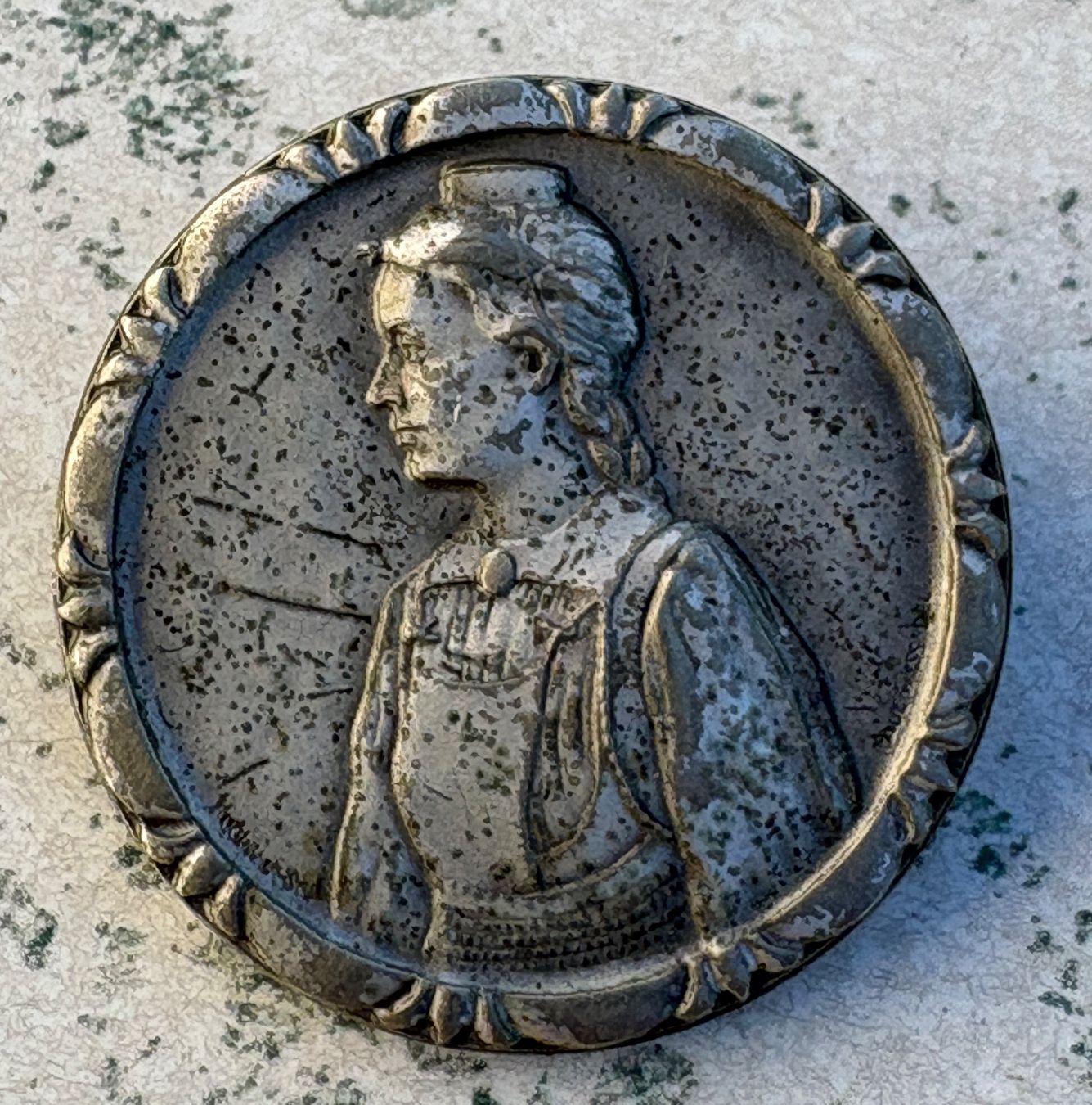 Medaglie: Brosche Trachtenfrau - Paul Wyss – Usato da Bern venduto da Smintheus