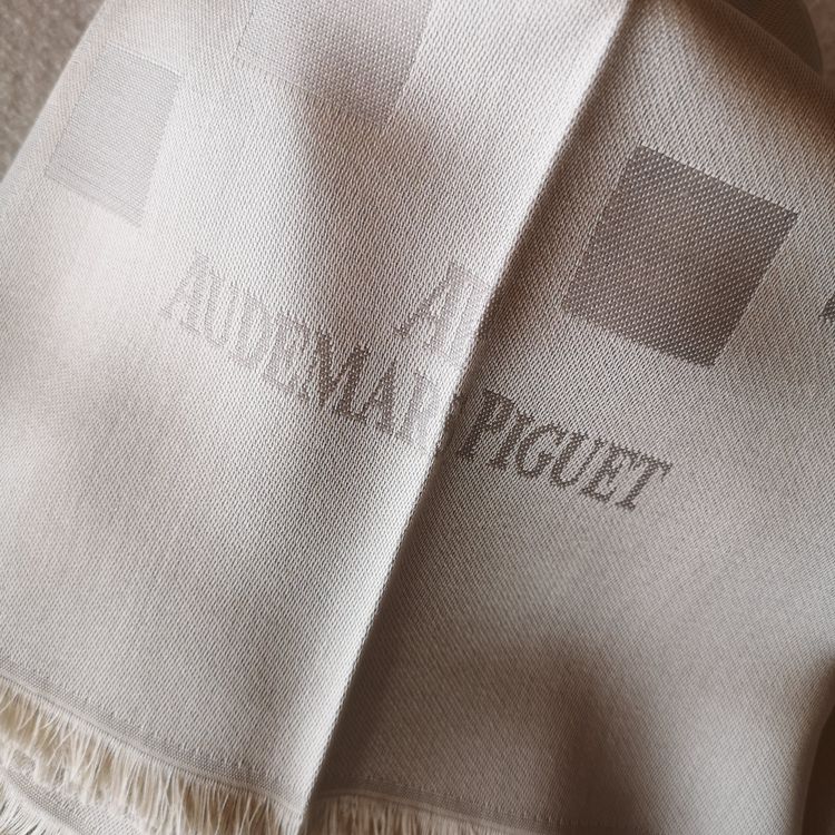 Foulard AUDEMARS PIGUET En Soie - Vintage - Vert - 86 X 89 Cm - Élégance Luxueuse