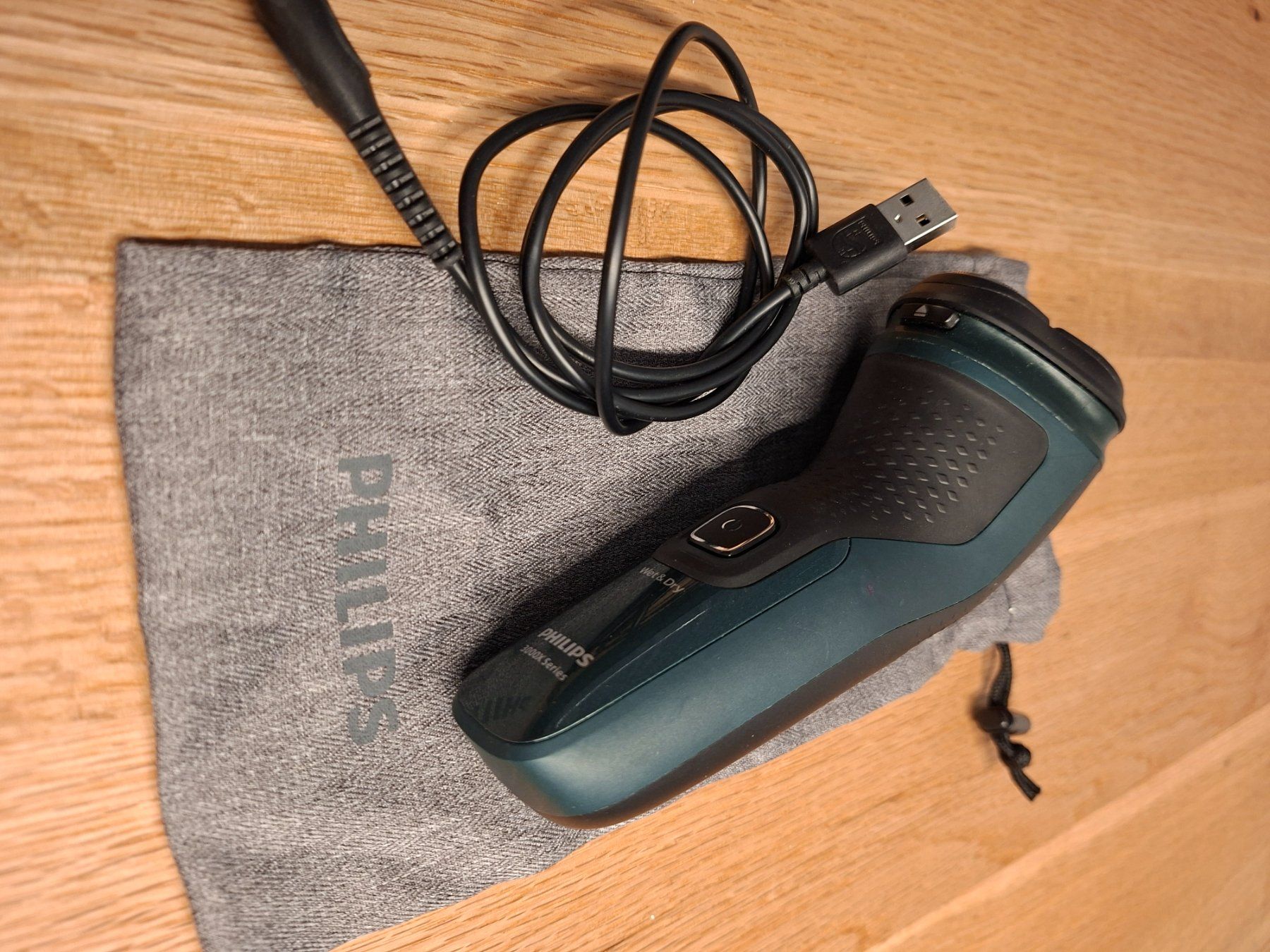 Philips Rasierapparate & Rasierklingen: Philips Rasierer  inkl. Beutel – Gebraucht aus Deitingen von rotgelbblau01