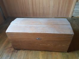 Alte Truhe aus Holz, Vintage Look, ideal als Stauraum
