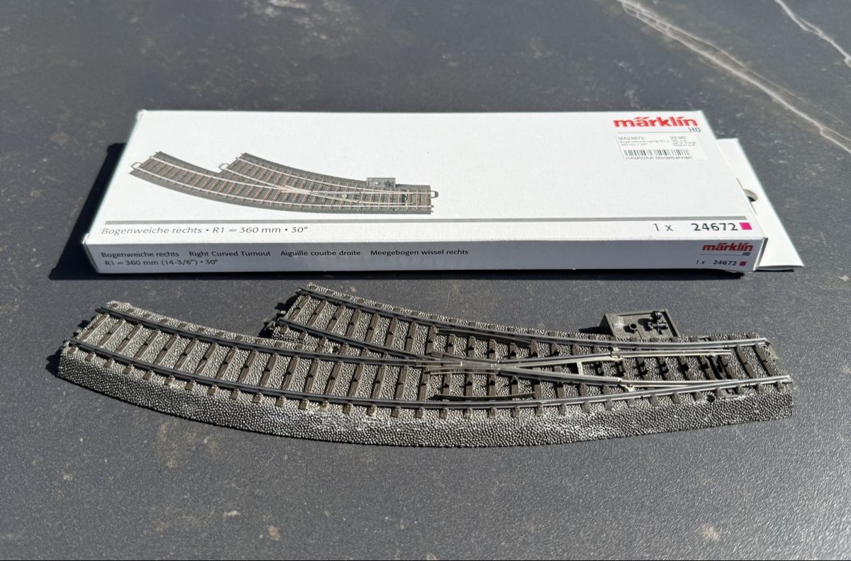 Märklin Modellini di ferrovie: MÄRKLIN Bogenweiche R1 inkl. Weichenantrieb und Dekoder – Usato da Seltisberg venduto da doosie_ch 2