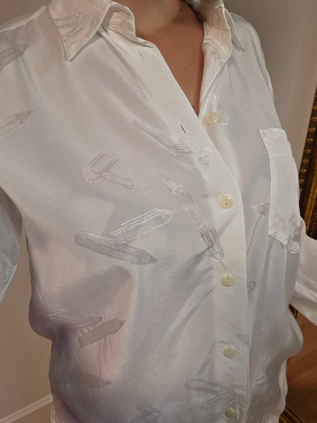 Blusen: Weiße Viskose-Bluse 38/M, Oversize, Motiv Stifte – Gebraucht aus Wald ZH von CapLux 2
