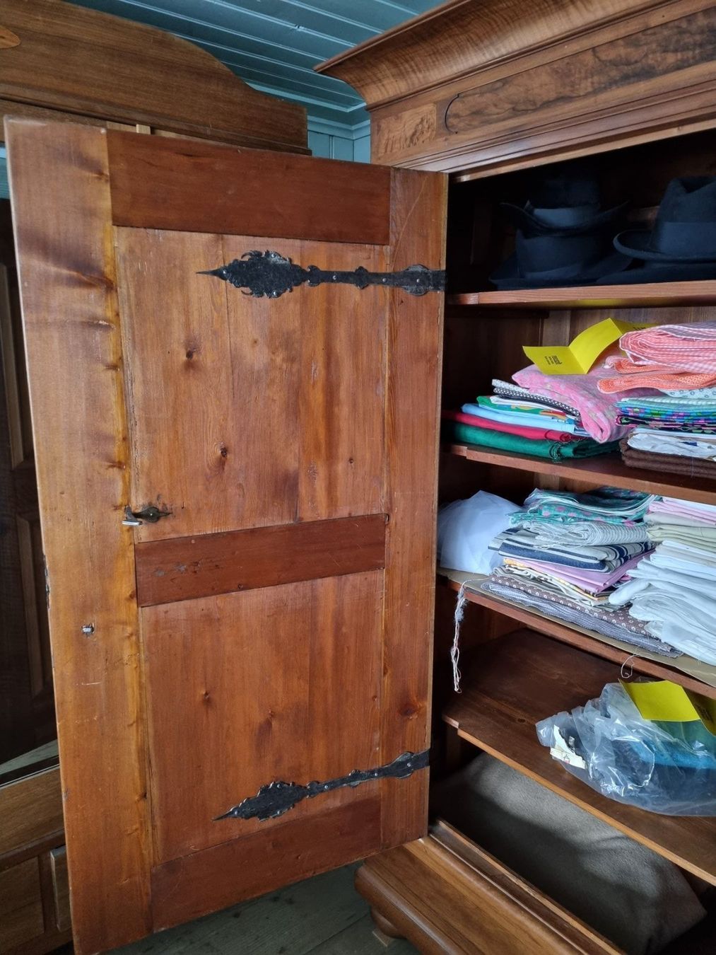 Armadi: Wunderschöner Nussbaum-Kleiderschrank – Usato da Herisau venduto da Kereanna 4
