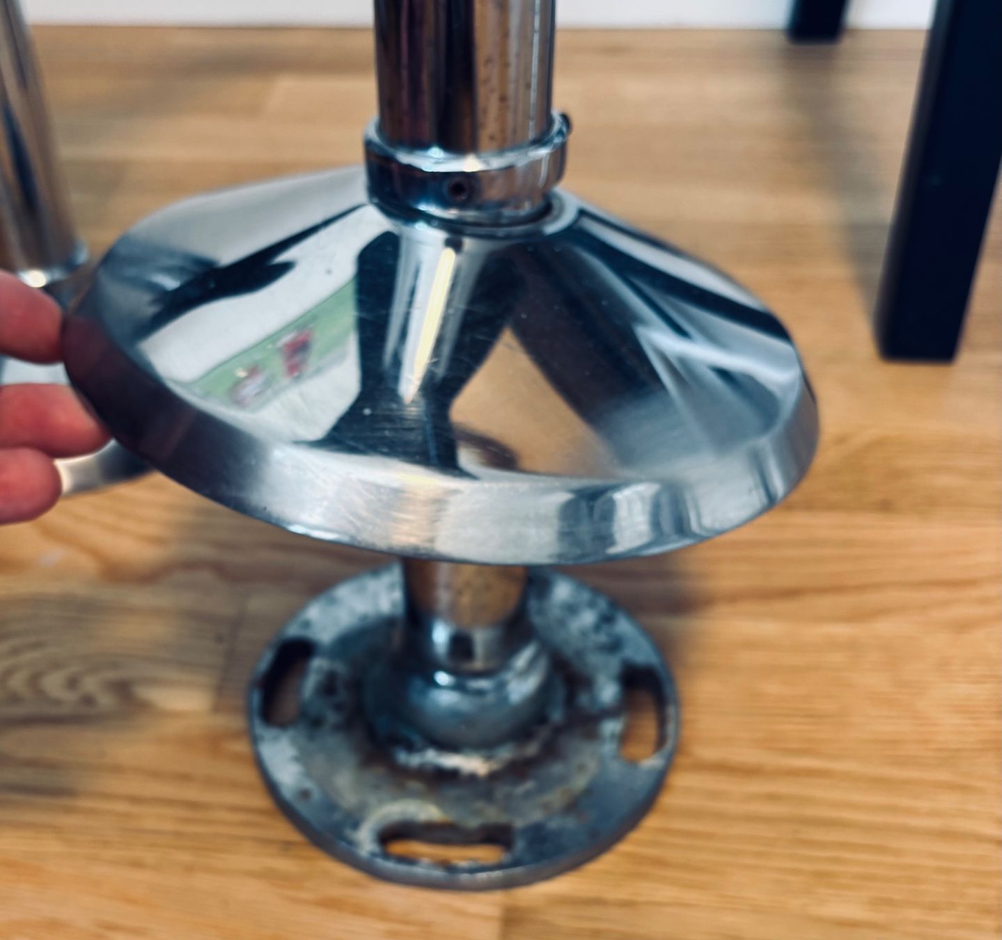 Eames Sessel: Eames Floor-Mount Pedestal Untergestell (ganz selten) – Gebraucht aus Sissach von swxx5 4
