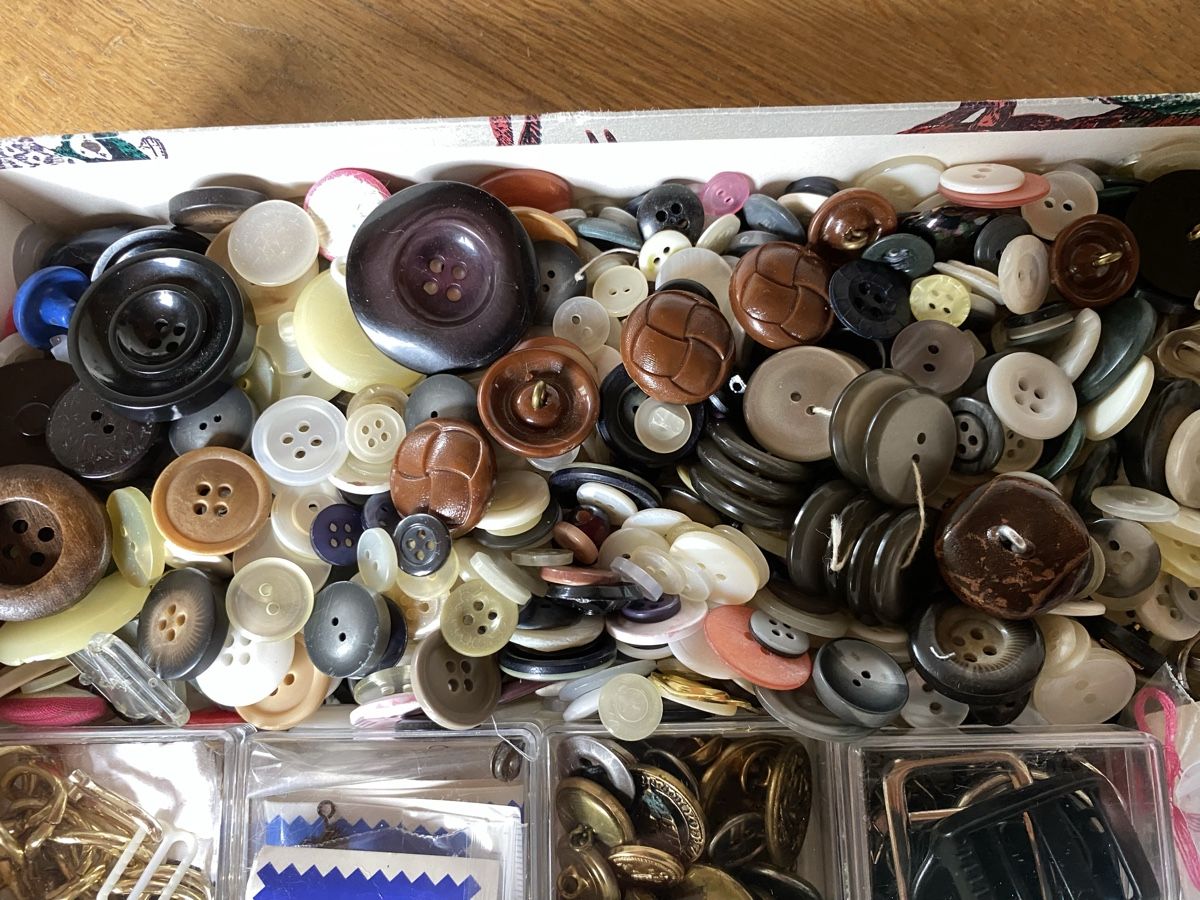 Kits de loisir créatif: Knöpfe, Knöpfe, Knöpfe  – D'occasion à Zimmerwald par Holzdata1 1