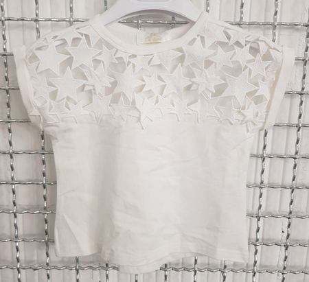 Neues weisses Designer T-Shirt mit Sternen, Grösse 98