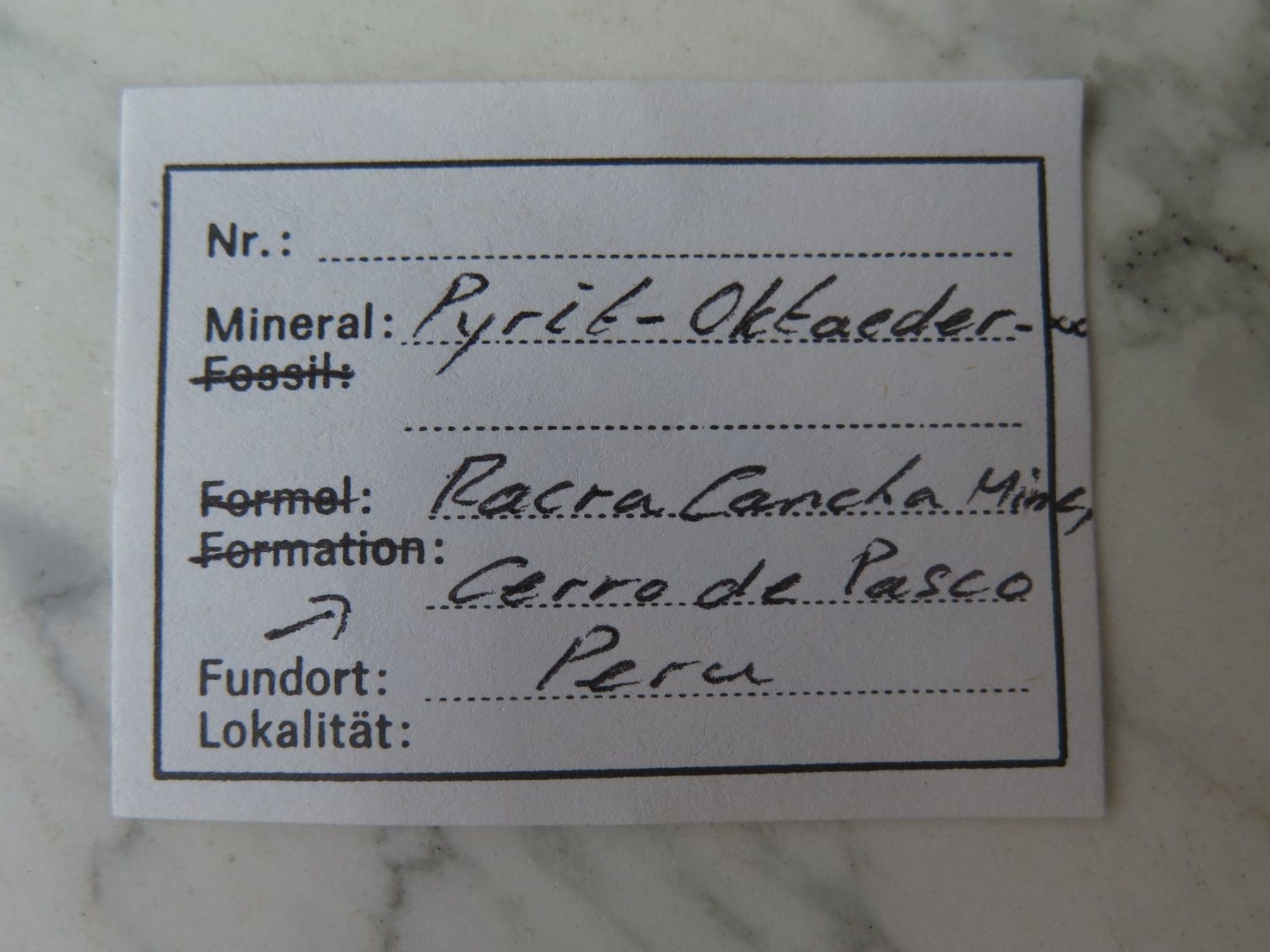 Mineralien & Heilsteine: Pyrit Oktaeder von Peru – Gebraucht aus Schaffhausen von Yamakana51L8736OQ8 9