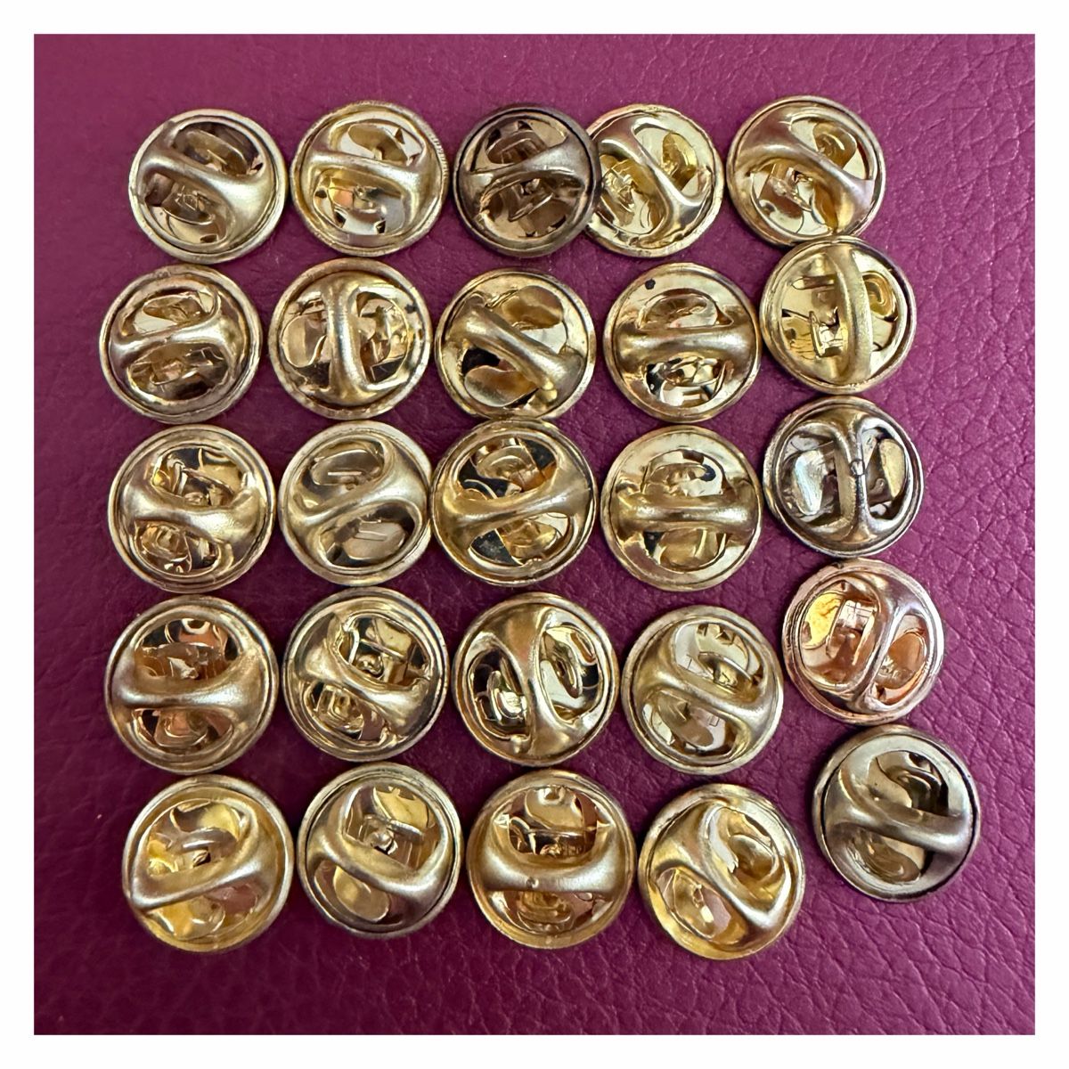 Placchette & Badge: Pin - 25 Verschlüsse - Goldfarben – Nuovo (secondo la descrizione) da Schlieren venduto da RoPue