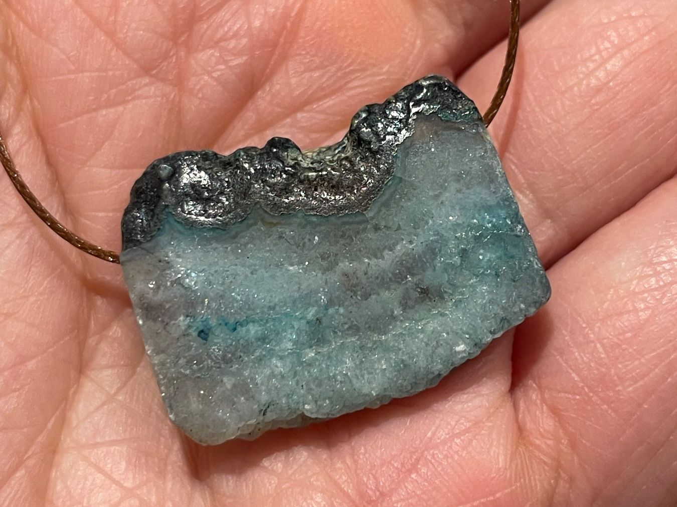 Minéraux & Lithothérapie: Anhänger aus blauem Achat – Neuf avec emballage d'origine à Schiers par sisikristall