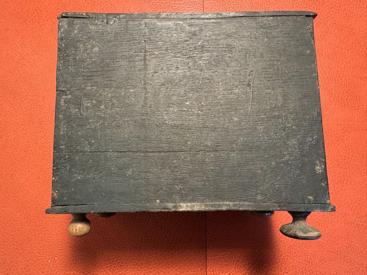 Cassettiere: Modell einer alpenländisch gefassten Kommode um 1800 – Usato da siebnen venduto da minte 7