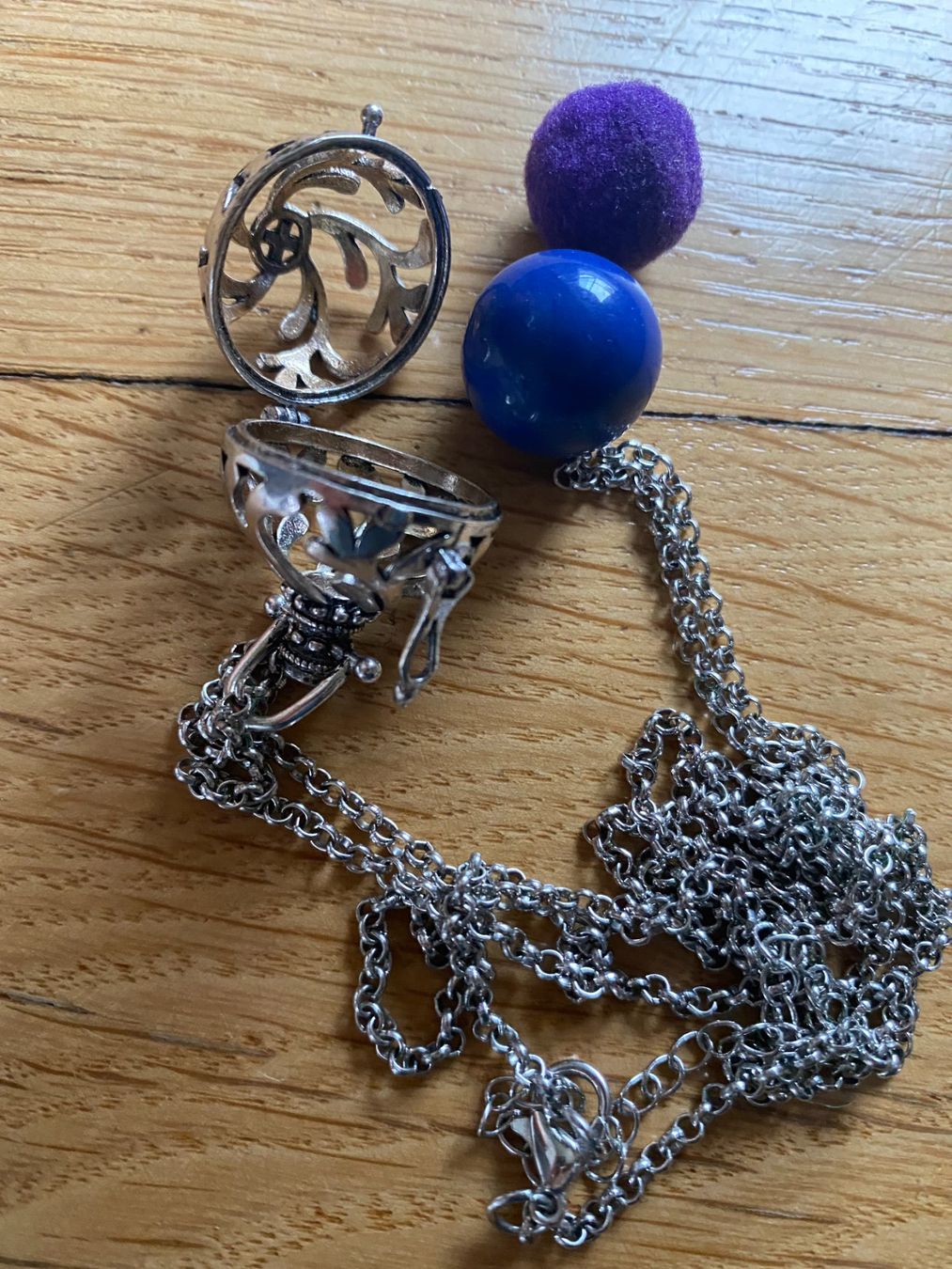 Catenine: Kette aus Silber mit Klangkugel oder Duft-Pompom – Usato da Biel/Bienne venduto da lanajean 2