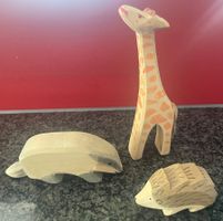 3 ostheimer Holztiere, Giraffe kl, Dachs und Igel, gemarkt