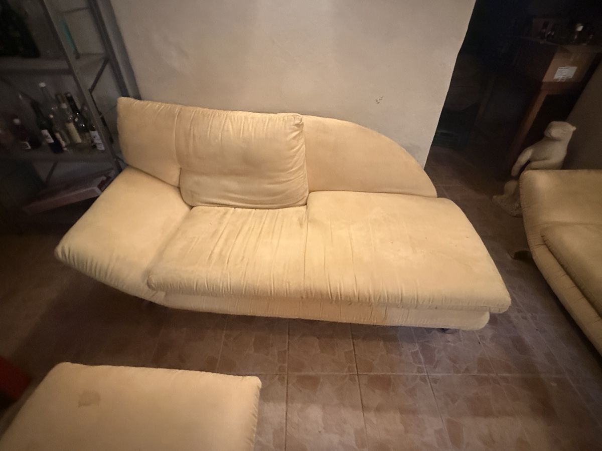 Divani: Hellgelbe Wildleder-Sofagarnitur – 2 Sofas und Hocker – Usato da Binningen venduto da Binninger 3