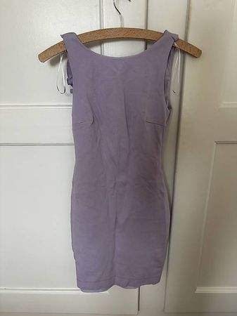 Lila Kleid  Zara, XS, enganliegend mit Rückendetail