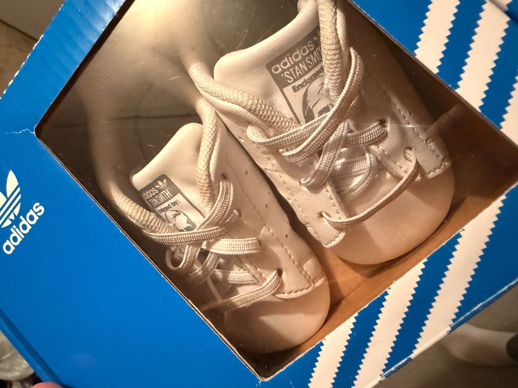Adidas Scarpe per ragazzi: Adidas Stan Smith Crib Taille 19 Blanc Argent – Nuovo e nell'imballaggio originale da Chézard-St-Martin venduto da kdu_f9lw