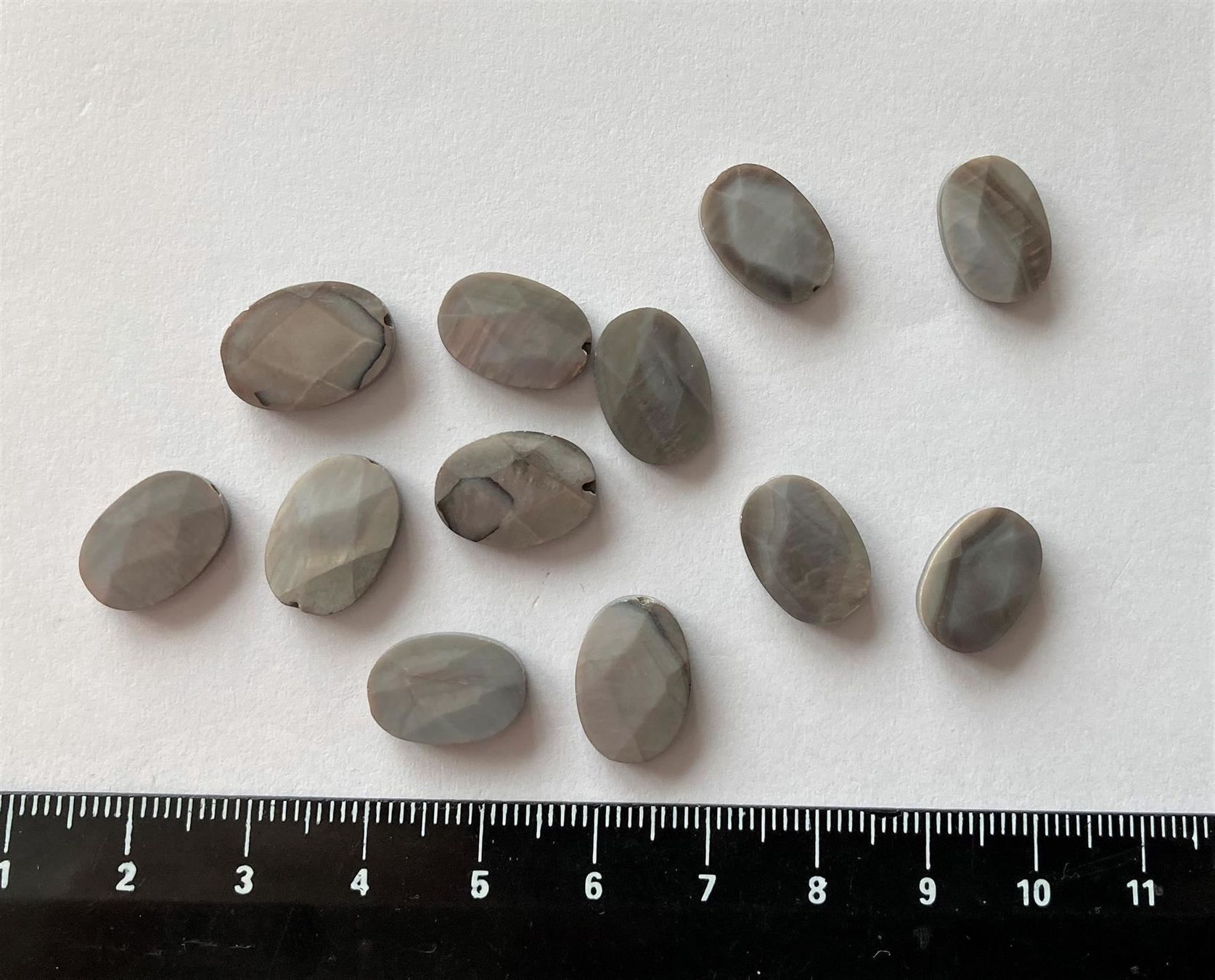Perle (finte): 12 perles Nacre, grises, ovales / Perlmutt – Nuovo e nell'imballaggio originale da Goumoens-la-Ville venduto da brandonv 1