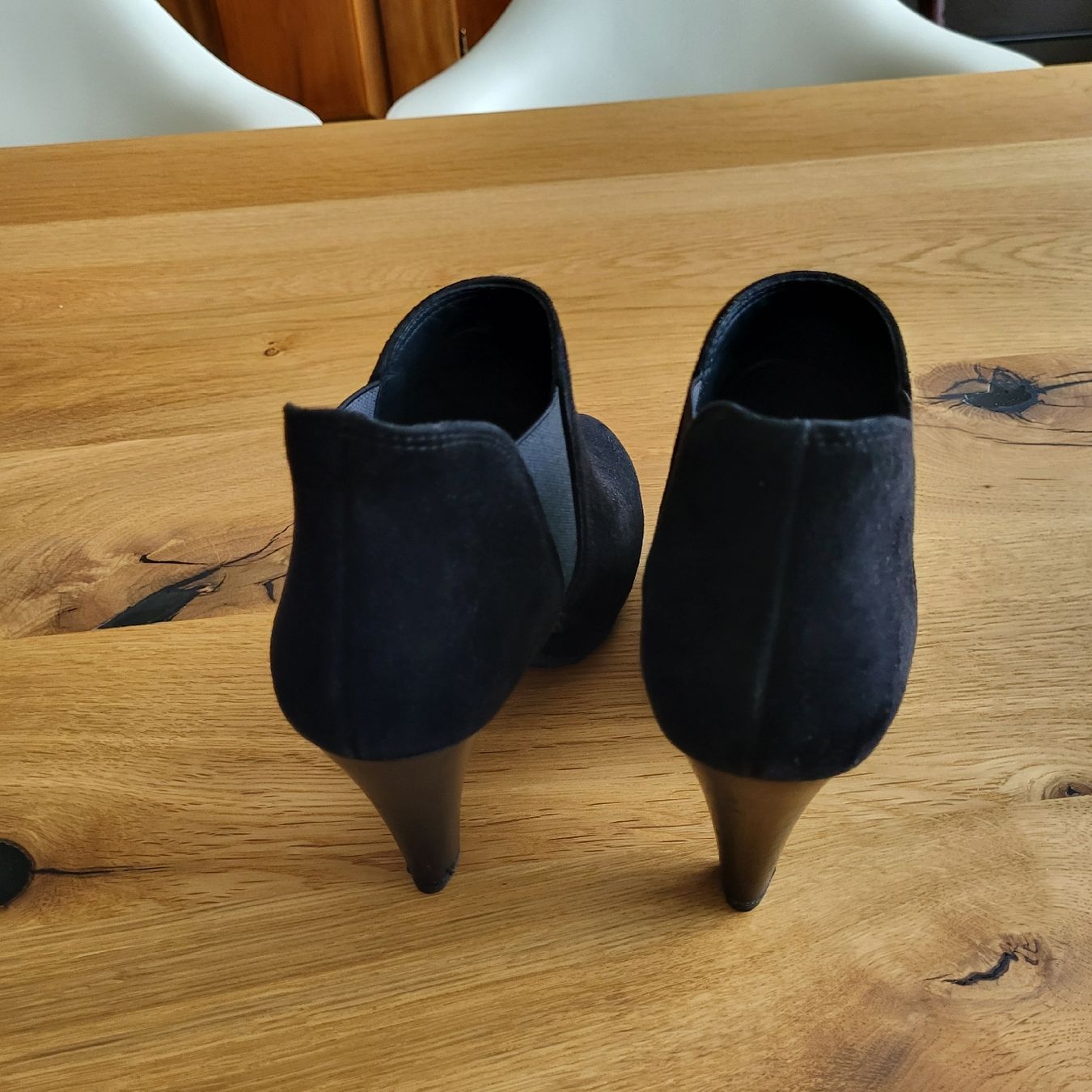 Chaussures femmes: Stiefeletten Schwarz Velours Grösse 37  – D'occasion à Zeiningen par els_zdl6 1