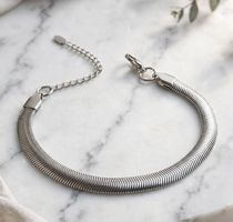 Bracciale color argento a maglia piatta nuovo